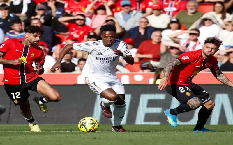 ريال مدريد يتعادل مع جيرونا ويمنح برشلونة فرصة الابتعاد بصدارة الدوري الإسباني.